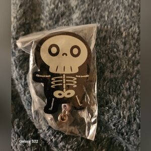 ID BADGE HALLOWEEN DESIGN SKELETON ; ACRYLIC; GLITTER; NWOT; ALLIGATOR CLIP